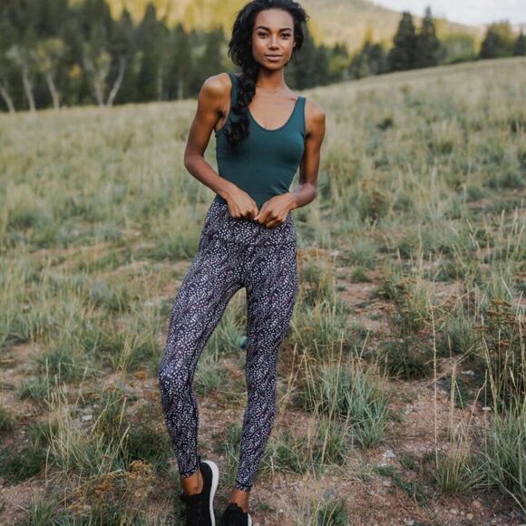 Senita Athletics Salutation Pant Leggings in Impressions Print Size Medium - Picture 1 of 9